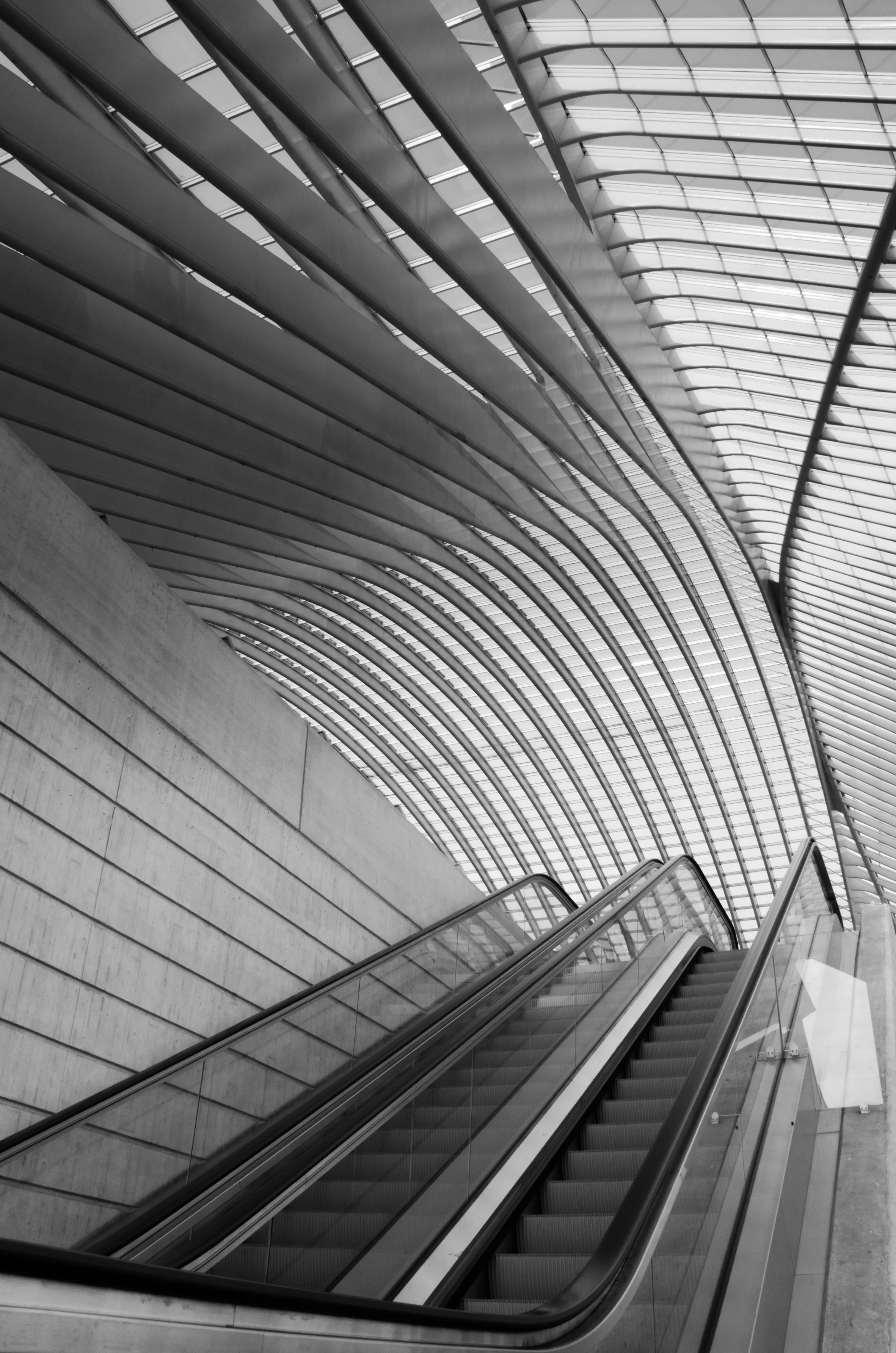 Estructura arquitectónica con líneas diagonales de luz y sombra en hormigón