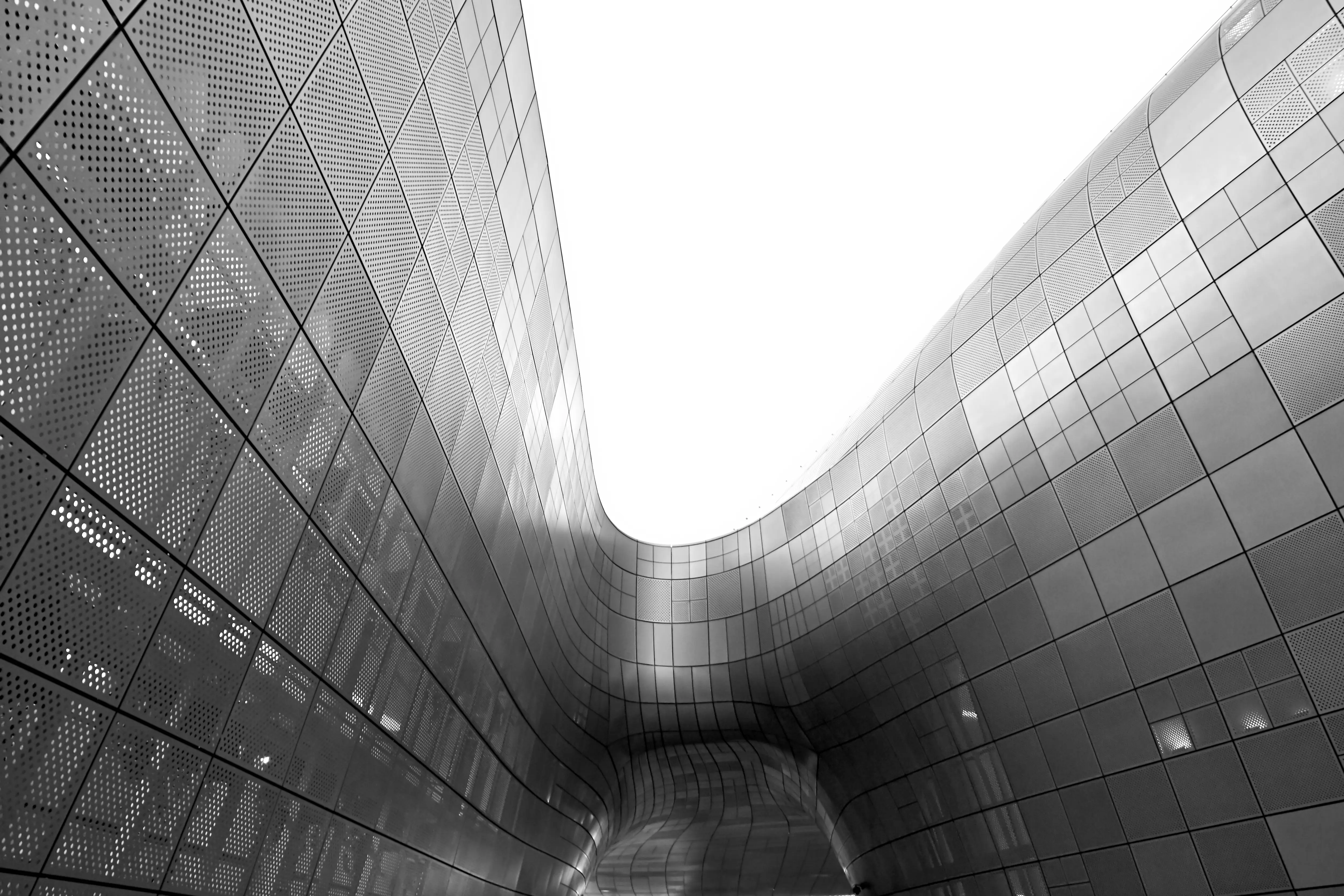 Estructura arquitectónica brutalista en hormigón, escaleras y geometría en blanco y negro
